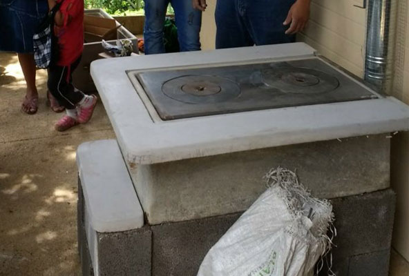 smoke reduced stoves for families in Vuelta Grande
